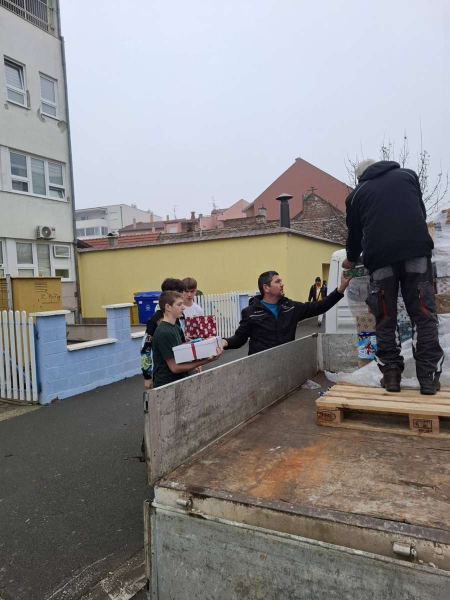 OSMIJEH ZA SVAKI PAKET: Žene iz Augsburga obradovale djecu u Hrvatskoj OSMIJEH ZA SVAKI PAKET: Žene iz Augsburga obradovale djecu u Hrvatskoj