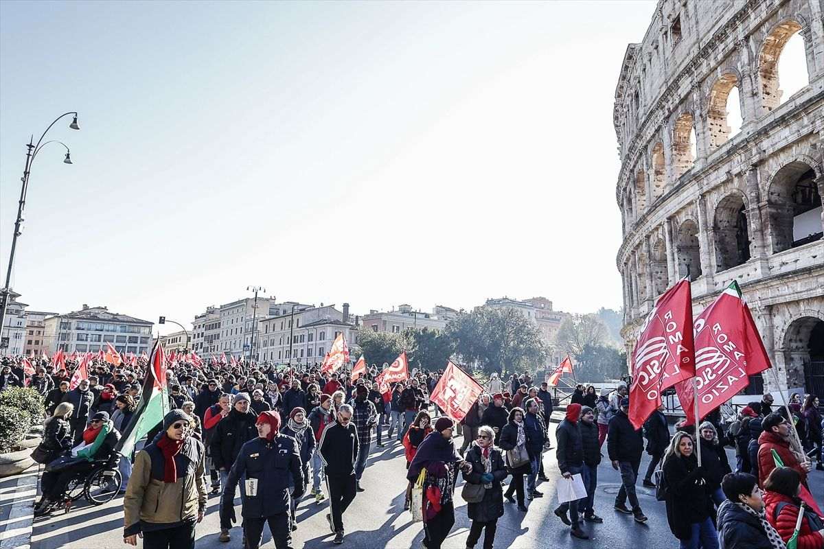 TALIJANSKI CRNI PETAK: Zaustavljeni mnogi vlakovi, zatvorene škole, štrajk i prosvjedi diljem Italije TALIJANSKI CRNI PETAK: Zaustavljeni mnogi vlakovi, zatvorene škole, štrajk i prosvjedi diljem Italije