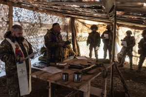 USRED RATA: Ukrajinski vojnici proslavili Božić na prvoj crti bojišnice u Donjeckoj regiji