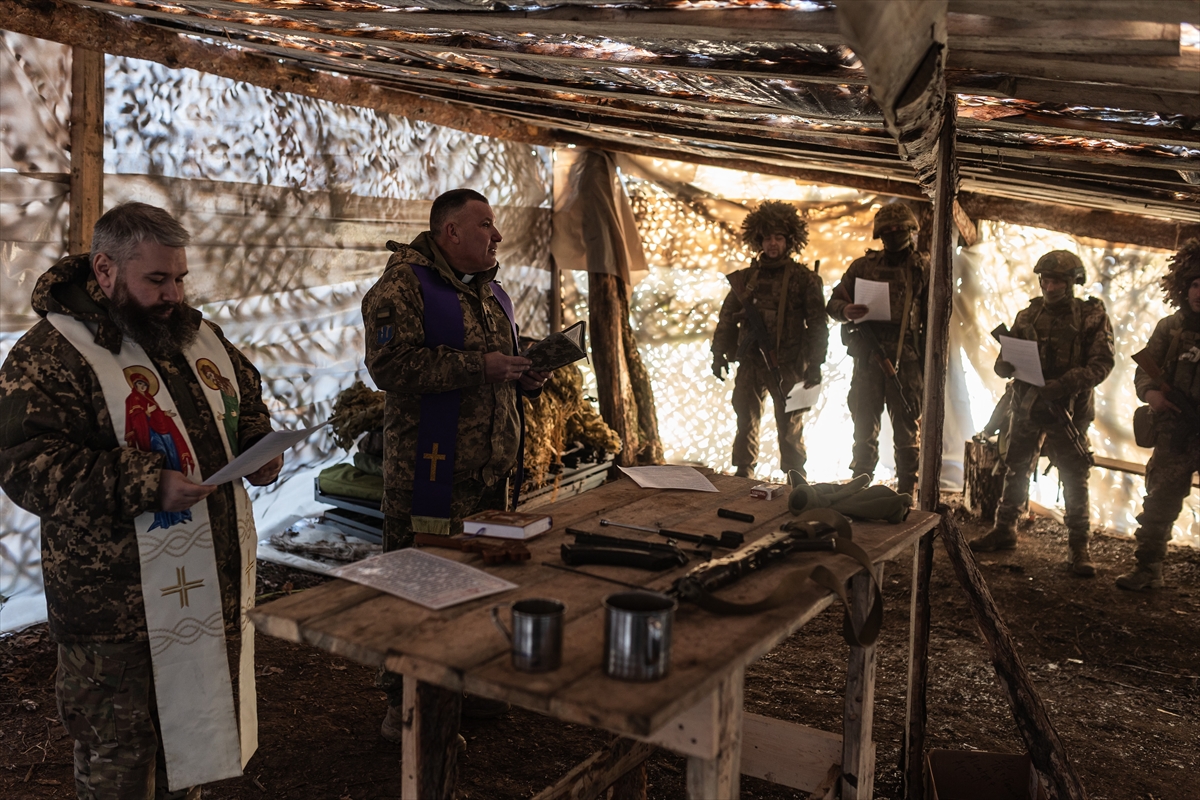 USRED RATA: Ukrajinski vojnici proslavili Božić na prvoj crti bojišnice u Donjeckoj regiji