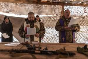 USRED RATA: Ukrajinski vojnici proslavili Božić na prvoj crti bojišnice u Donjeckoj regiji