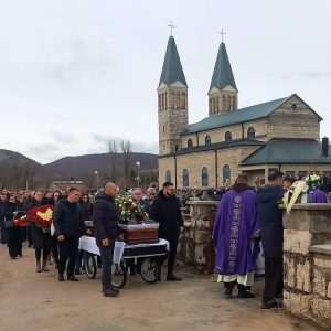 POKOPAN MIRKO PERKOVIĆ POKY: Tisuće ljudi na posljednjem ispraćaju popularnog hrvatskog pjevača na Buškom blatu  