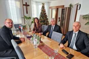 POTPORA HRVATSKIM INSTITUCIJAMA U BiH: Važnost Franjevačkog samostana sv. Petra i Pavla u Tuzli i Župe Sv. Ane u Živinicama za očuvanje vjerskog i nacionalnog identiteta