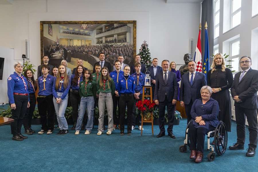 PORUKA MIRA U VRIJEME IZAZOVA: Betlehemsko svjetlo mira doneseno u Hrvatski sabor Savez izviđača Hrvatske unio Betlehemsko svjetlo u Hrvatski sabor