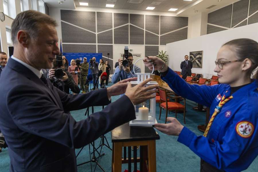 PORUKA MIRA U VRIJEME IZAZOVA: Betlehemsko svjetlo mira doneseno u Hrvatski sabor Savez izviđača Hrvatske unio Betlehemsko svjetlo u Hrvatski sabor