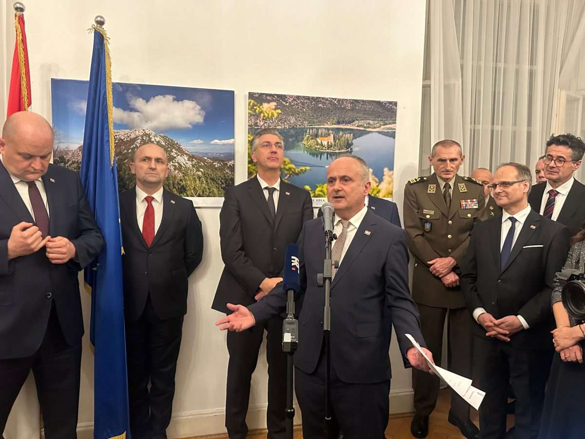 SVEČANOST U BERLINU: Hrvatsko izaslanstvo na čelu s premijerom Plenkovićem na Božićnom domjenku u Veleposlanstvu SVEČANOST U BERLINU: Hrvatsko izaslanstvo na čelu s premijerom Plenkovićem na Božićnom domjenku u Veleposlanstvu