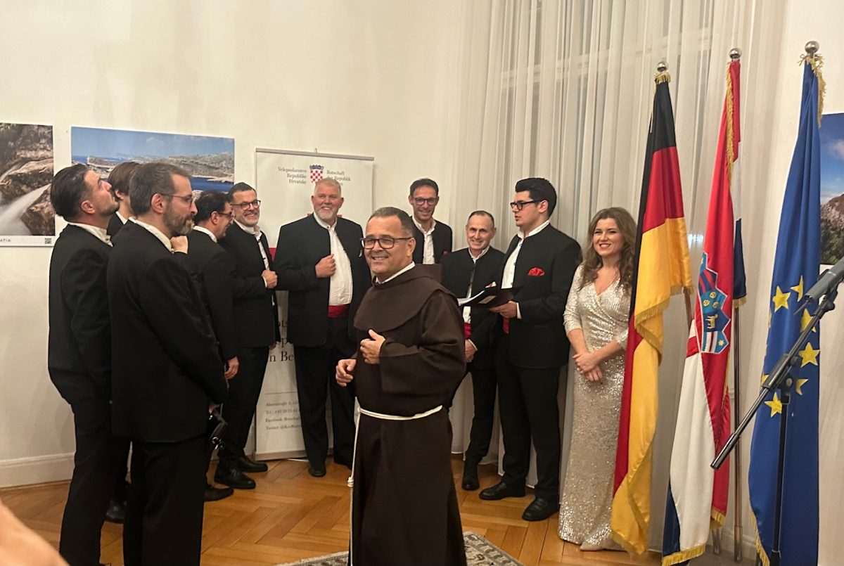 SVEČANOST U BERLINU: Hrvatsko izaslanstvo na čelu s premijerom Plenkovićem na Božićnom domjenku u Veleposlanstvu SVEČANOST U BERLINU: Hrvatsko izaslanstvo na čelu s premijerom Plenkovićem na Božićnom domjenku u Veleposlanstvu