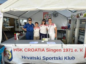 SNAGA ZAJEDNIŠTVA: Članice HSK Croatia Singen na Božićnom sajmu Članice HSK Croatia Singen na Božićnom sajmu u Rielasingenu / Foto: Fenix (va Ravlić)