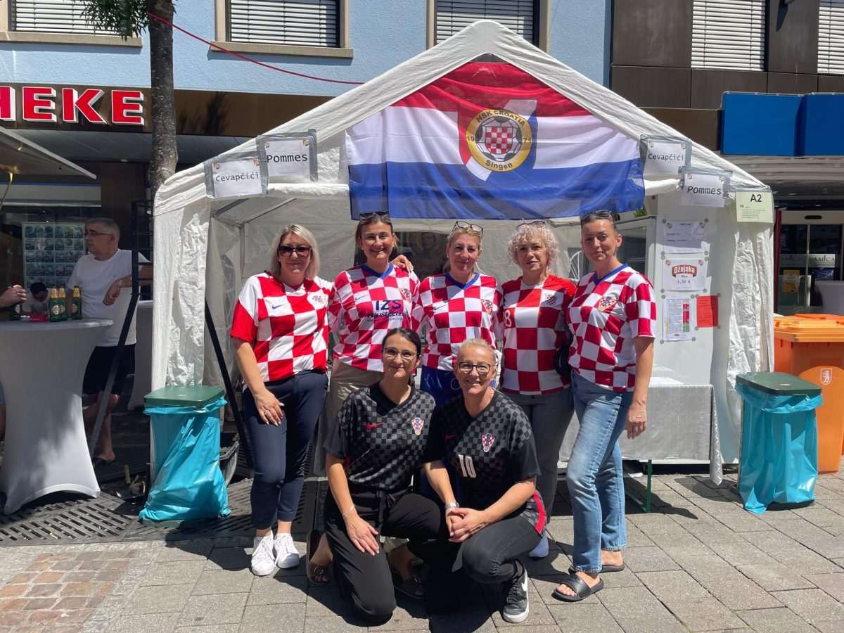 SNAGA ZAJEDNIŠTVA: Članice HSK Croatia Singen na Božićnom sajmu Članice HSK Croatia Singen na Božićnom sajmu u Rielasingenu / Foto: Fenix (va Ravlić)
