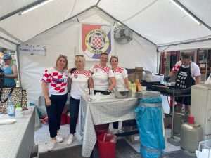 SNAGA ZAJEDNIŠTVA: Članice HSK Croatia Singen na Božićnom sajmu SNAGA ZAJEDNIŠTVA: Članice HSK Croatia Singen na Božićnom sajmu