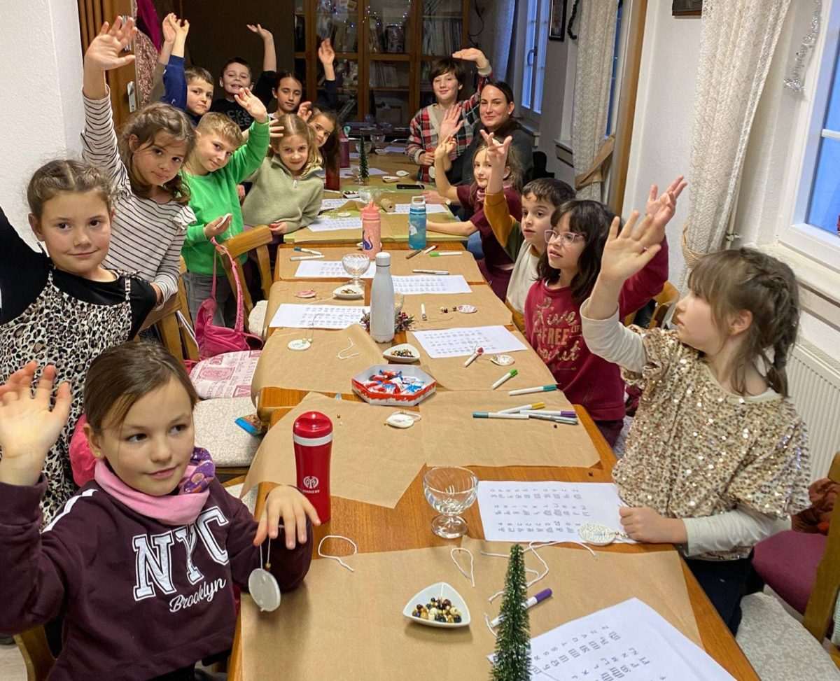 Djeca s učiteljicom Ivonom Dujmović / Foto: Fenix (JA)