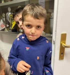 GLAGOLJICA NA BOŽIĆNOJ JELKI: Učenici hrvatske nastave u Mainzu izrađivali božićne ukrase, pomogao im vrsni poznavatelj glagoljice Tomislav Parlov-Tone