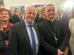 SVEČANOST U BERLINU: Hrvatsko izaslanstvo na čelu s premijerom Plenkovićem na Božićnom domjenku u Veleposlanstvu SVEČANOST U BERLINU: Hrvatsko izaslanstvo na čelu s premijerom Plenkovićem na Božićnom domjenku u Veleposlanstvu