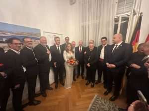 SVEČANOST U BERLINU: Hrvatsko izaslanstvo na čelu s premijerom Plenkovićem na Božićnom domjenku u Veleposlanstvu SVEČANOST U BERLINU: Hrvatsko izaslanstvo na čelu s premijerom Plenkovićem na Božićnom domjenku u Veleposlanstvu