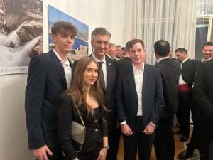 SVEČANOST U BERLINU: Hrvatsko izaslanstvo na čelu s premijerom Plenkovićem na Božićnom domjenku u Veleposlanstvu SVEČANOST U BERLINU: Hrvatsko izaslanstvo na čelu s premijerom Plenkovićem na Božićnom domjenku u Veleposlanstvu