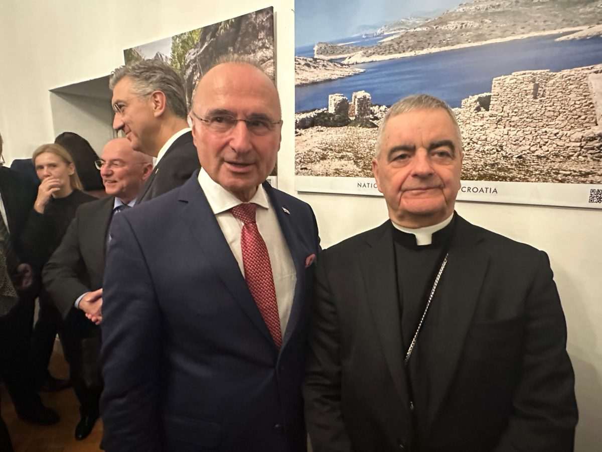 SVEČANOST U BERLINU: Hrvatsko izaslanstvo na čelu s premijerom Plenkovićem na Božićnom domjenku u Veleposlanstvu SVEČANOST U BERLINU: Hrvatsko izaslanstvo na čelu s premijerom Plenkovićem na Božićnom domjenku u Veleposlanstvu