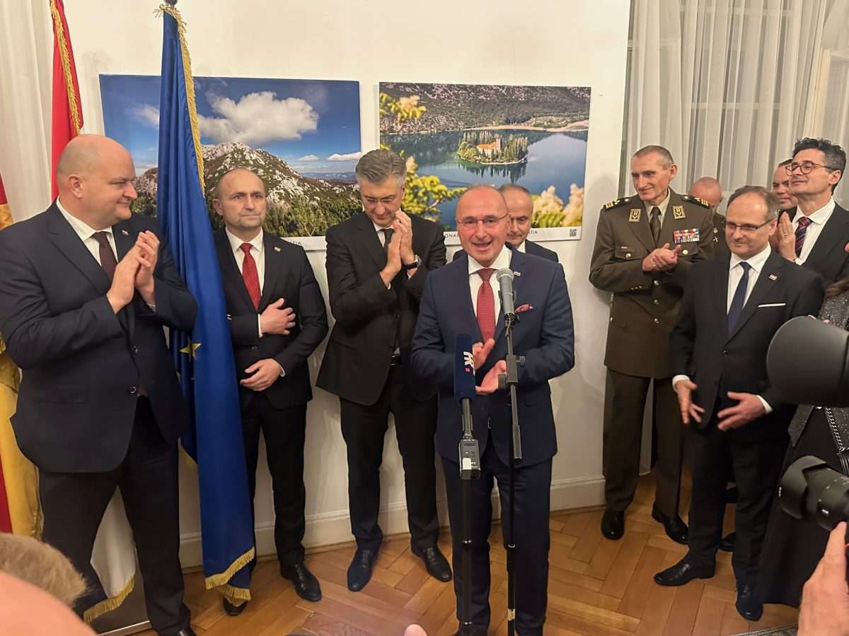 SVEČANOST U BERLINU: Hrvatsko izaslanstvo na čelu s premijerom Plenkovićem na Božićnom domjenku u Veleposlanstvu SVEČANOST U BERLINU: Hrvatsko izaslanstvo na čelu s premijerom Plenkovićem na Božićnom domjenku u Veleposlanstvu