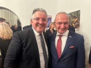 SVEČANOST U BERLINU: Hrvatsko izaslanstvo na čelu s premijerom Plenkovićem na Božićnom domjenku u Veleposlanstvu SVEČANOST U BERLINU: Hrvatsko izaslanstvo na čelu s premijerom Plenkovićem na Božićnom domjenku u Veleposlanstvu