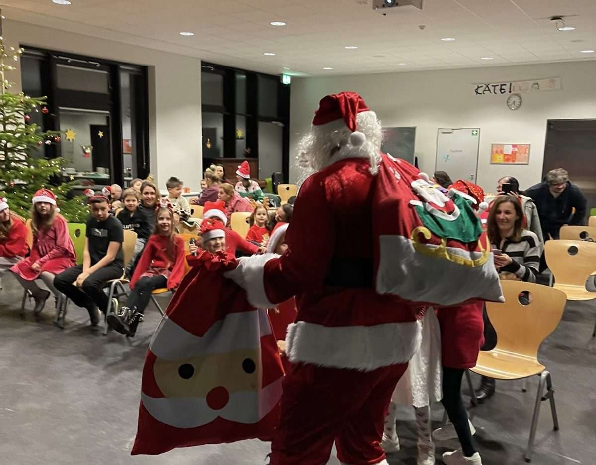 BOŽIĆNA PRIREDBA U FLENSBURGU: Polaznici Hrvatske nastave uz roditelje i profesora oduševili sve prisutne BOŽIĆNA PRIREDBA U FLENSBURGU: Polaznici Hrvatske nastave uz roditelje i profesora oduševili sve prisutne