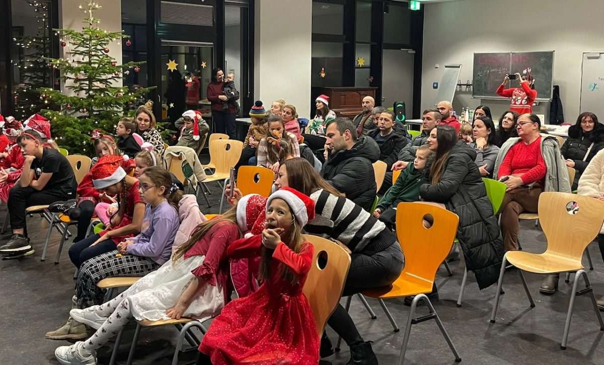 BOŽIĆNA PRIREDBA U FLENSBURGU: Polaznici Hrvatske nastave uz roditelje i profesora oduševili sve prisutne BOŽIĆNA PRIREDBA U FLENSBURGU: Polaznici Hrvatske nastave uz roditelje i profesora oduševili sve prisutne