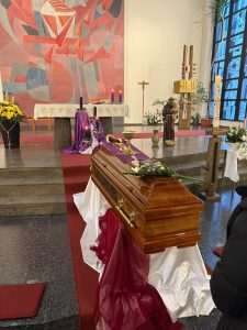 OPROŠTAJ OD POK. FRA IVANA KOVAČEVIĆA U HANAU: Tridesetak svećenika, časnih sestara i brojni vjernici na posljednjem ispraćaju Posljednji ispraćaj pok. fra Ivana Kovačevića u Hanauu / Foto: Fenix (KM)