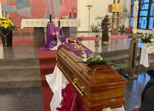 OPROŠTAJ OD POKOJNOG FRA IVANA KOVAČEVIĆA: Oko 30 svećenika, časnih sestara i mnoštvo vjernika na posljednjem ispraćaju u Hanauu Posljednji ispraćaj pok. fra Ivana Kovačevića u Hanauu / Foto: Fenix (KM)