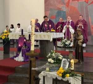 OPROŠTAJ OD POKOJNOG FRA IVANA KOVAČEVIĆA: Oko 30 svećenika, časnih sestara i mnoštvo vjernika na posljednjem ispraćaju u Hanauu OPROŠTAJ OD POKOJNOG FRA IVANA KOVAČEVIĆA: Oko 30 svećenika, časnih sestara i mnoštvo vjernika na posljednjem ispraćaju u Hanauu