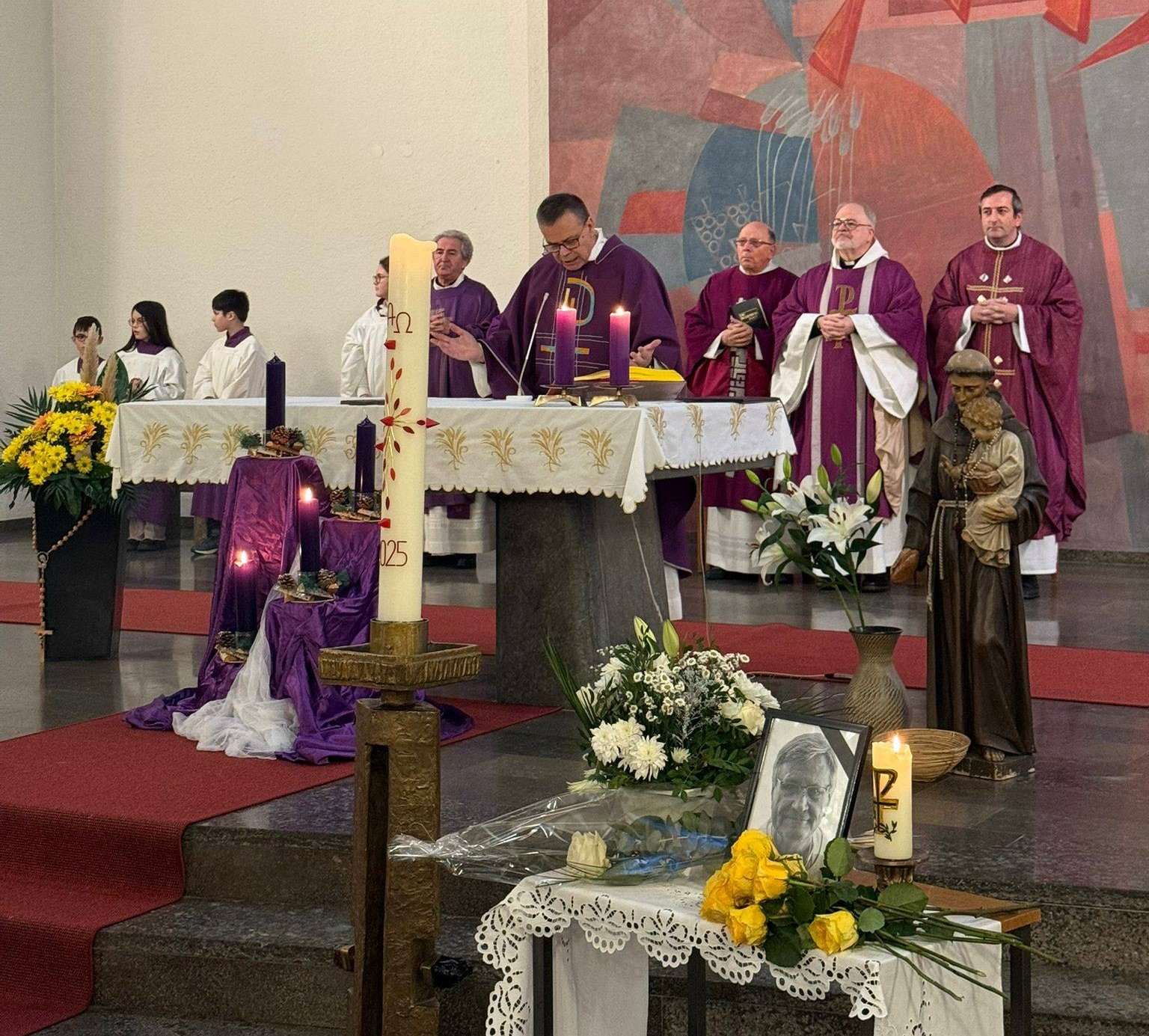 OPROŠTAJ OD POK. FRA IVANA KOVAČEVIĆA U HANAU: Tridesetak svećenika, časnih sestara i brojni vjernici na posljednjem ispraćaju Posljednji ispraćaj pok. fra Ivana Kovačevića u Hanauu / Foto: Fenix (KM)