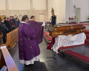 OPROŠTAJ OD POKOJNOG FRA IVANA KOVAČEVIĆA: Oko 30 svećenika, časnih sestara i mnoštvo vjernika na posljednjem ispraćaju u Hanauu OPROŠTAJ OD POKOJNOG FRA IVANA KOVAČEVIĆA: Oko 30 svećenika, časnih sestara i mnoštvo vjernika na posljednjem ispraćaju u Hanauu