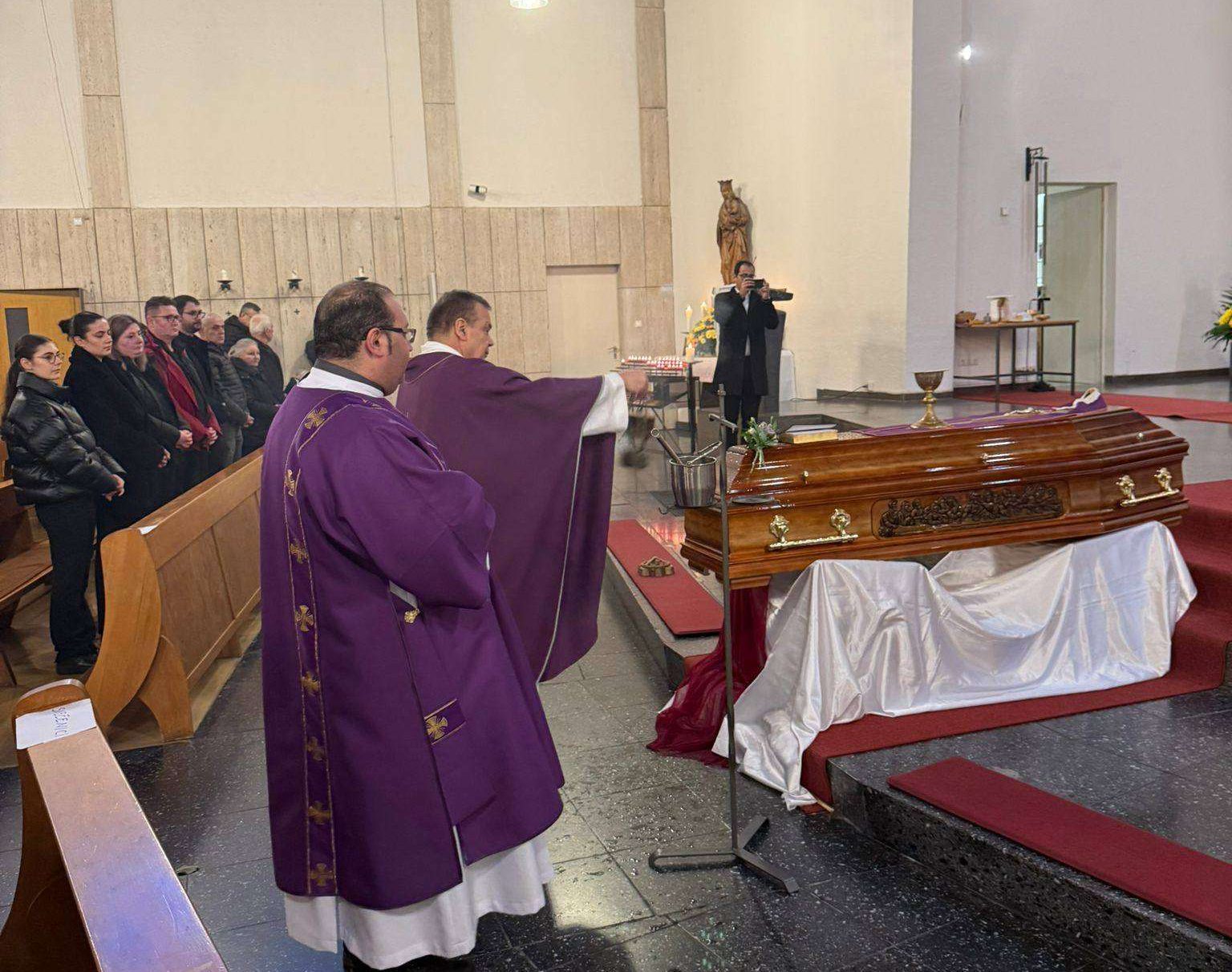 OPROŠTAJ OD POK. FRA IVANA KOVAČEVIĆA U HANAU: Tridesetak svećenika, časnih sestara i brojni vjernici na posljednjem ispraćaju Posljednji ispraćaj pok. fra Ivana Kovačevića u Hanauu / Foto: Fenix (KM)