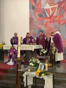 OPROŠTAJ OD POK. FRA IVANA KOVAČEVIĆA U HANAU: Tridesetak svećenika, časnih sestara i brojni vjernici na posljednjem ispraćaju Posljednji ispraćaj pok. fra Ivana Kovačevića u Hanauu / Foto: Fenix (KM)