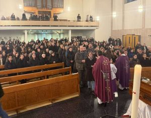 OPROŠTAJ OD POKOJNOG FRA IVANA KOVAČEVIĆA: Oko 30 svećenika, časnih sestara i mnoštvo vjernika na posljednjem ispraćaju u Hanauu Posljednji ispraćaj pok. fra Ivana Kovačevića u Hanauu / Foto: Fenix (KM)