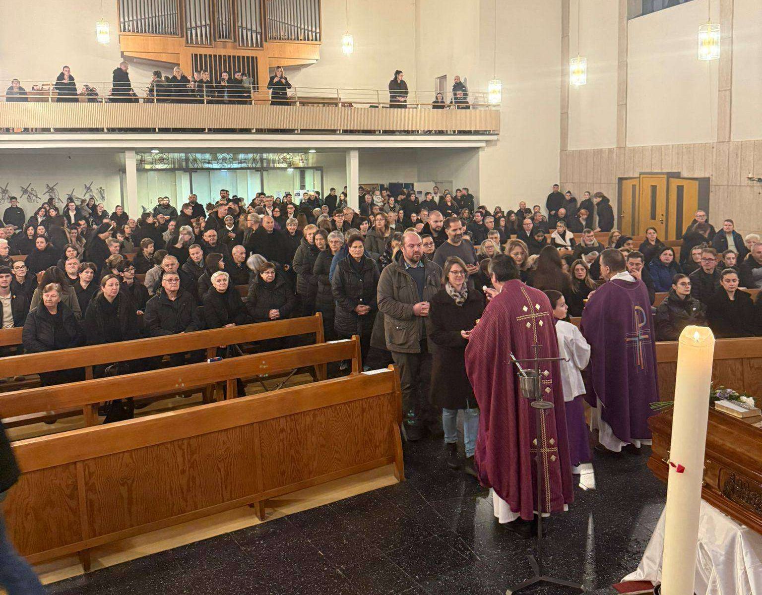 OPROŠTAJ OD POK. FRA IVANA KOVAČEVIĆA U HANAU: Tridesetak svećenika, časnih sestara i brojni vjernici na posljednjem ispraćaju Posljednji ispraćaj pok. fra Ivana Kovačevića u Hanauu / Foto: Fenix (KM)