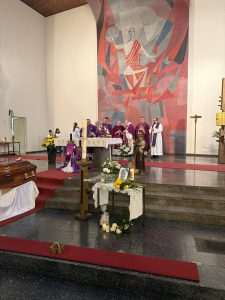 OPROŠTAJ OD POK. FRA IVANA KOVAČEVIĆA U HANAU: Tridesetak svećenika, časnih sestara i brojni vjernici na posljednjem ispraćaju Posljednji ispraćaj pok. fra Ivana Kovačevića u Hanauu / Foto: Fenix (KM)