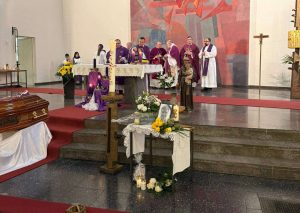 OPROŠTAJ OD POKOJNOG FRA IVANA KOVAČEVIĆA: Oko 30 svećenika, časnih sestara i mnoštvo vjernika na posljednjem ispraćaju u Hanauu Posljednji ispraćaj pok. fra Ivana Kovačevića u Hanauu / Foto: Fenix (KM)