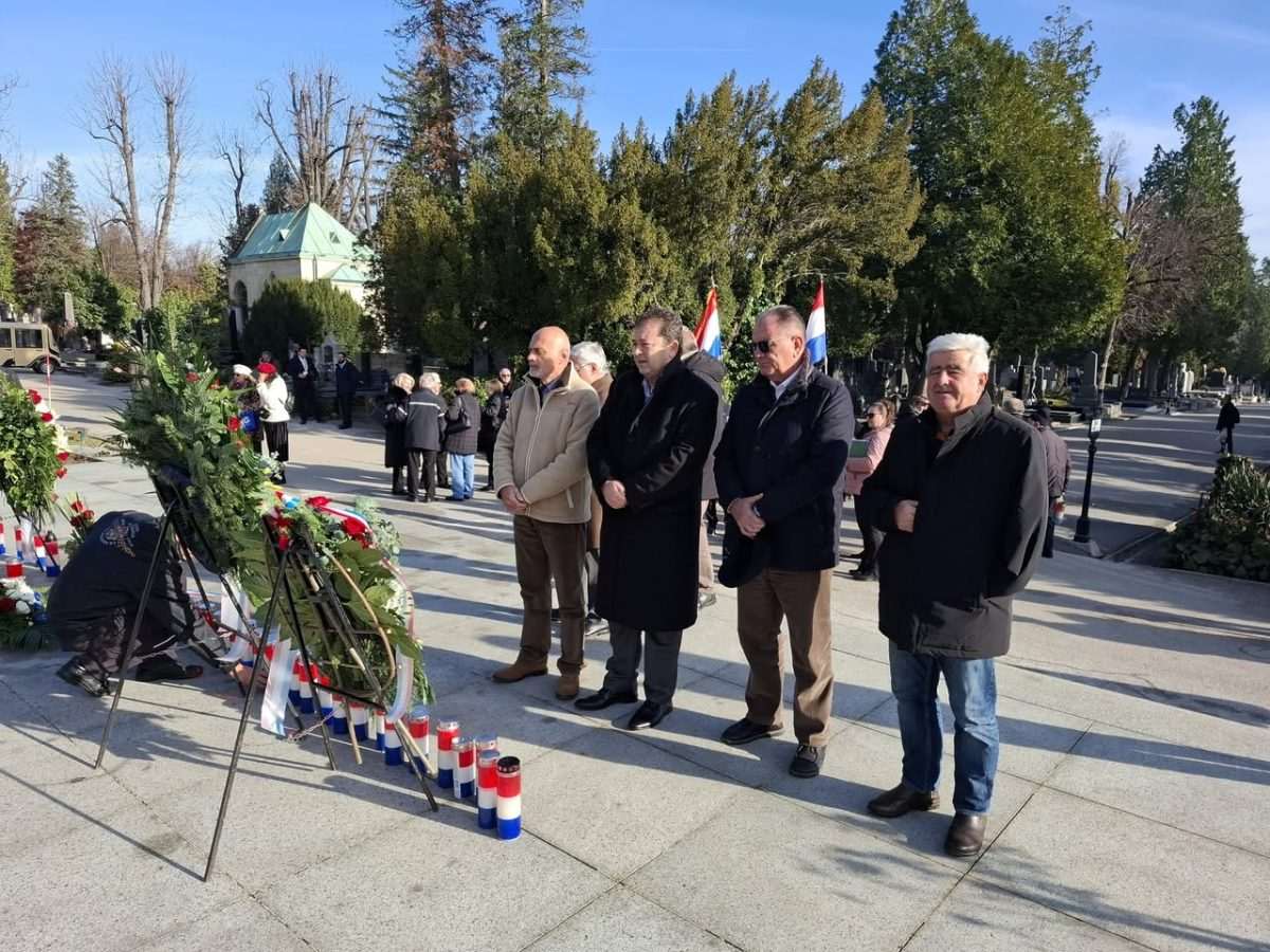 Jonjić upalio svijeće na Tuđmanovu grobu / Foto: Facebook