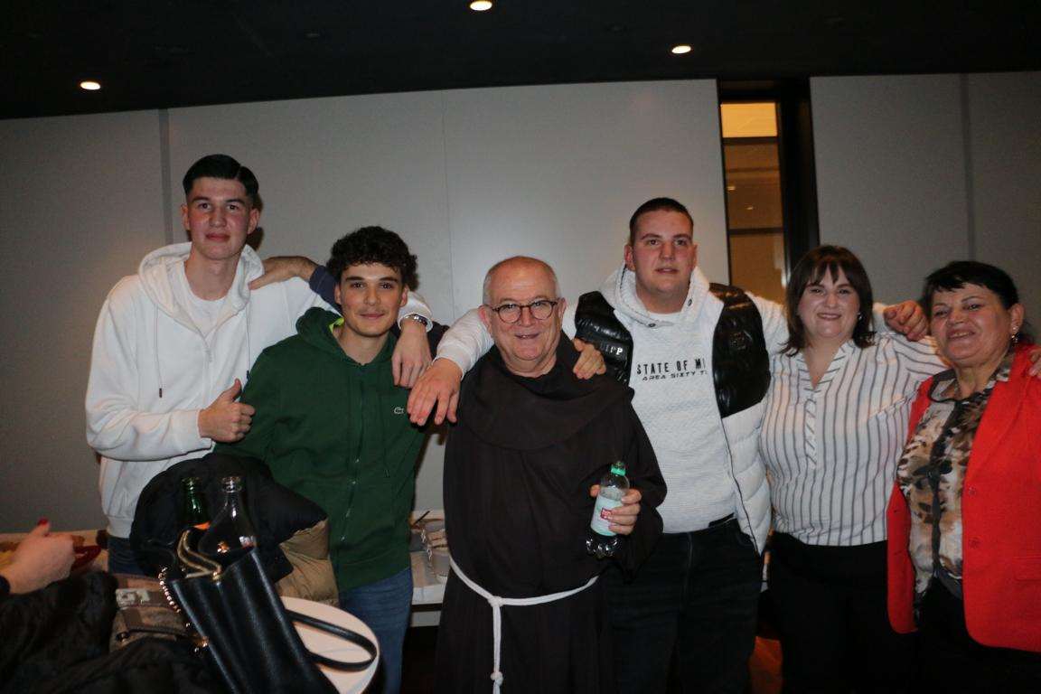 NIKOLINJE U MAINZU: Djeca i mladi oduševili svojim nastupima pred 600 okupljenih – pridružili im se i folkloraši iz Hannovera Fra Jure Zebić s vjernicima / Foto: Fenix (MD)