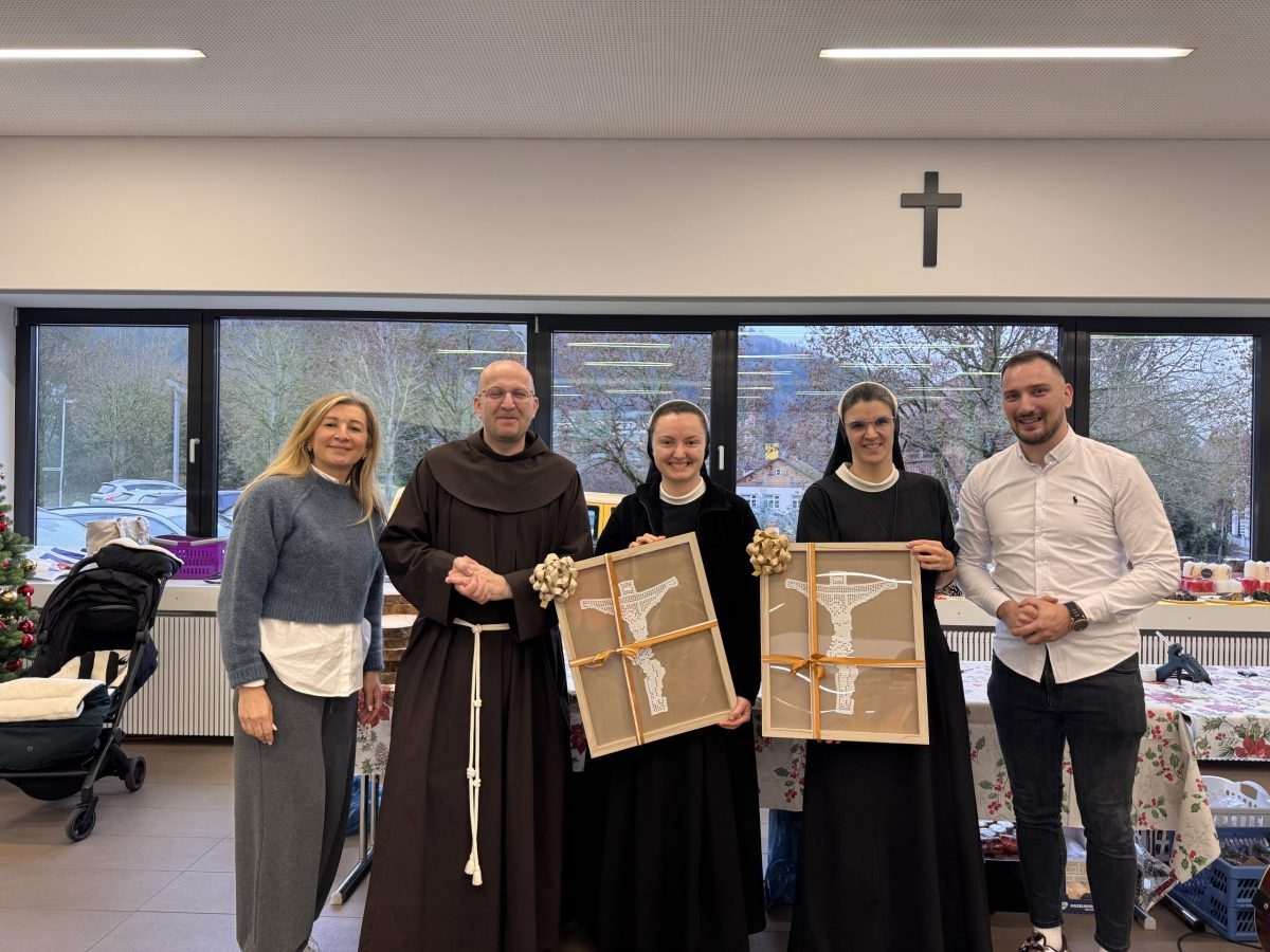 Časne sestre s vjernicima / Foto: Fenix (Daniela Mucić)