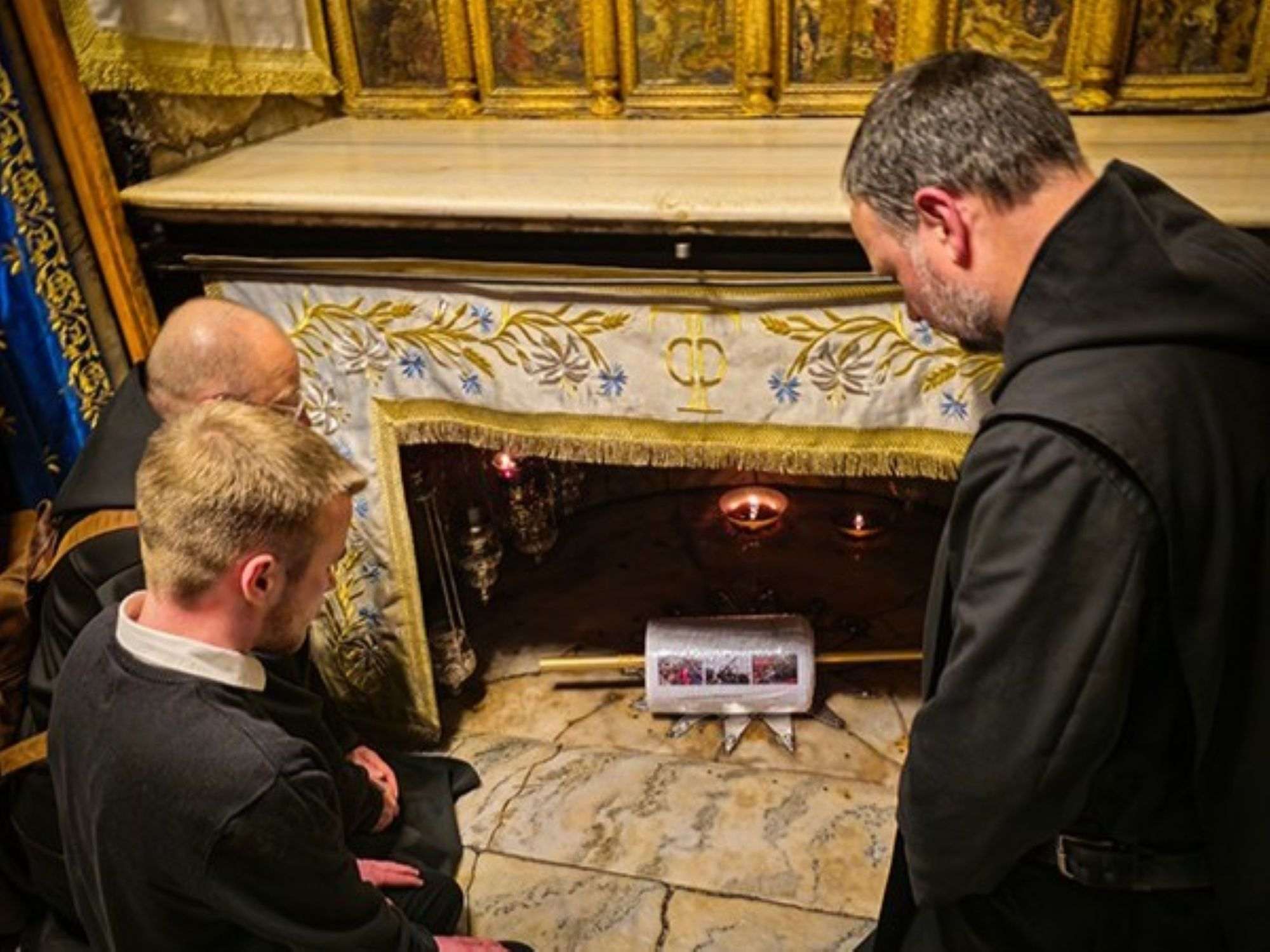 JERUZALEM: U Svetoj noći položen svitak sa 168.928 imena na mjesto Isusova rođenja u Betlehemu