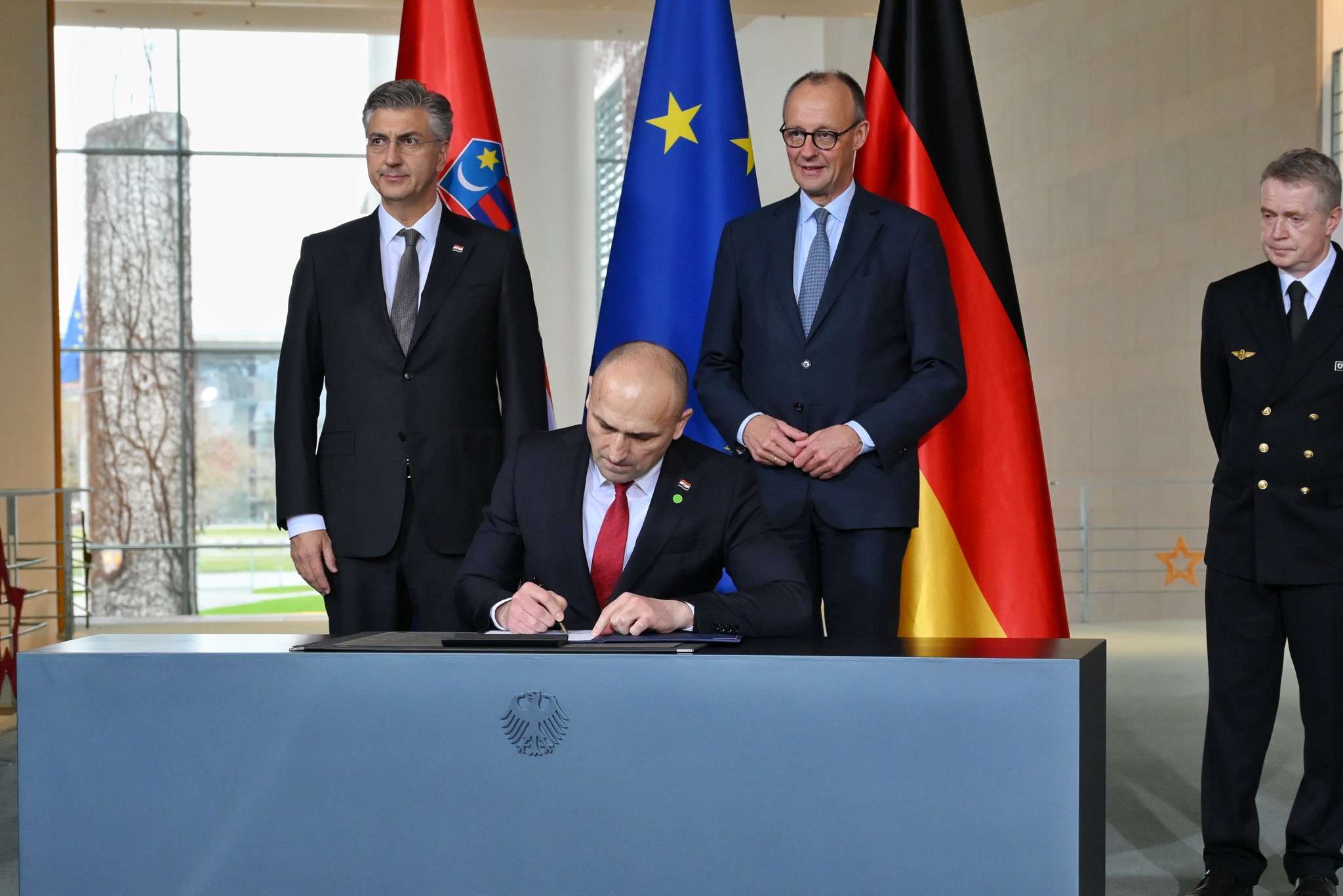 NJEMAČKA: Plenković i Merz naglasili važnost prisnije suradnje u Europskoj uniji i NATO-u Andrej Plenković, Ivan Anušić i Friedrich Merz / Foto: Ured premijera