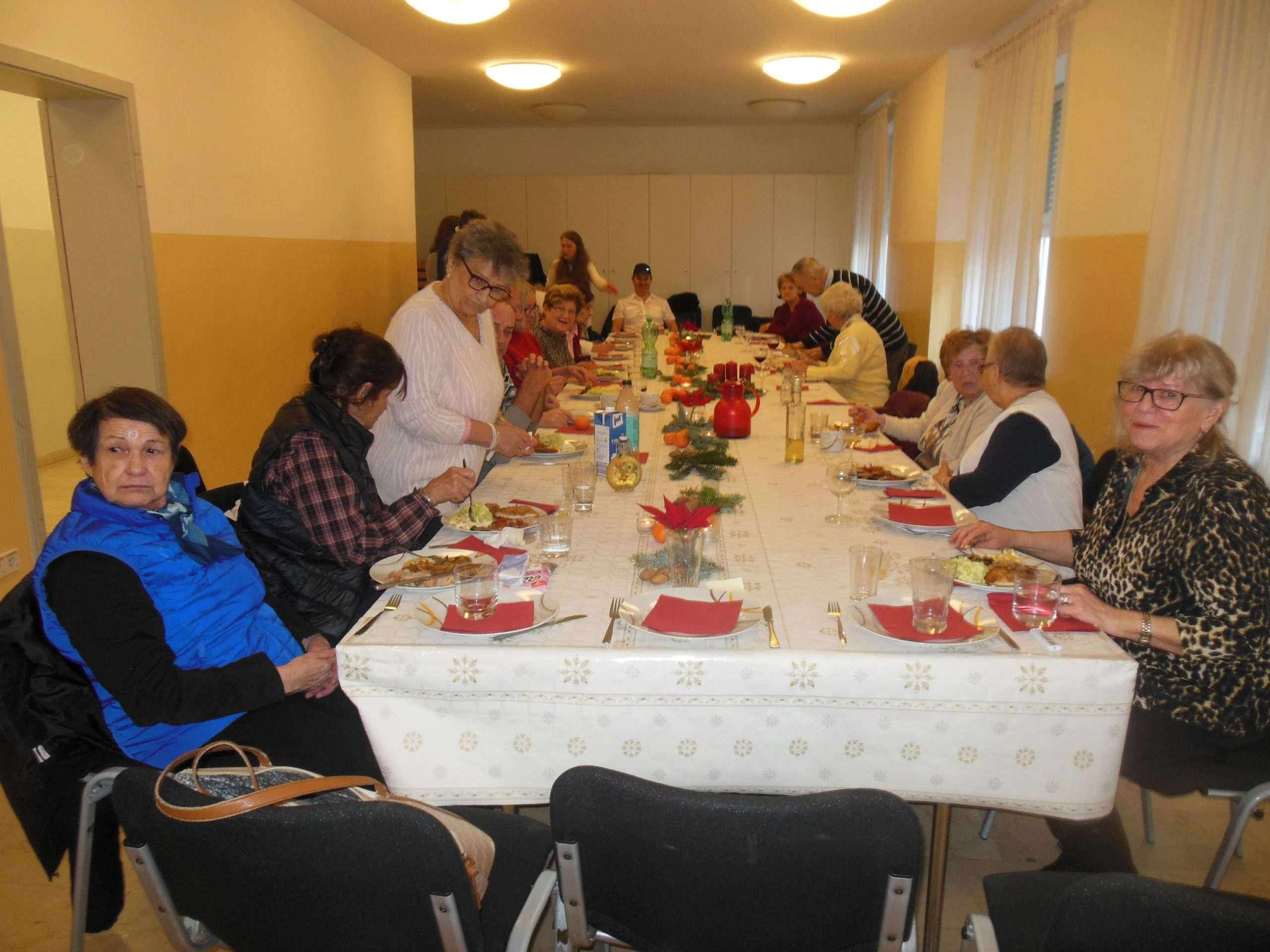 MÜNCHEN: Predbožićno slavlje starijih osoba Prigodni ručak za starije osobe/ Foto: Fra Jozo Župić