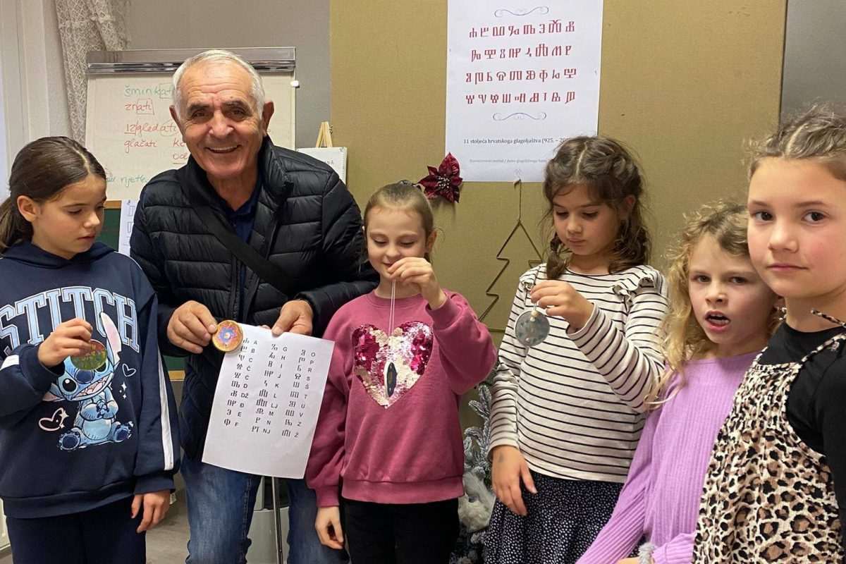Tomislav Parlov – Tone je djeci objašnjavao slova glagoljice / Foto: Fenix (JA)