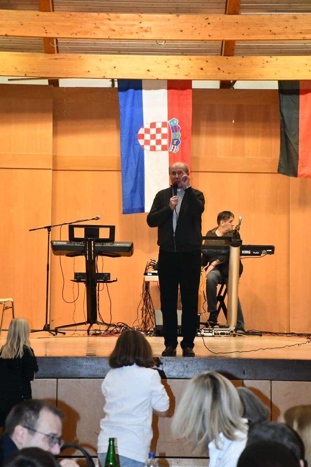 HRVATSKA TRADICIJA I DJEČJA RADOST: Tradicionalna proslava blagdana Svetog Nikole u Ravensburgu! HRVATSKA TRADICIJA I DJEČJA RADOST: Tradicionalna proslava blagdana Svetog Nikole u Ravensburgu!