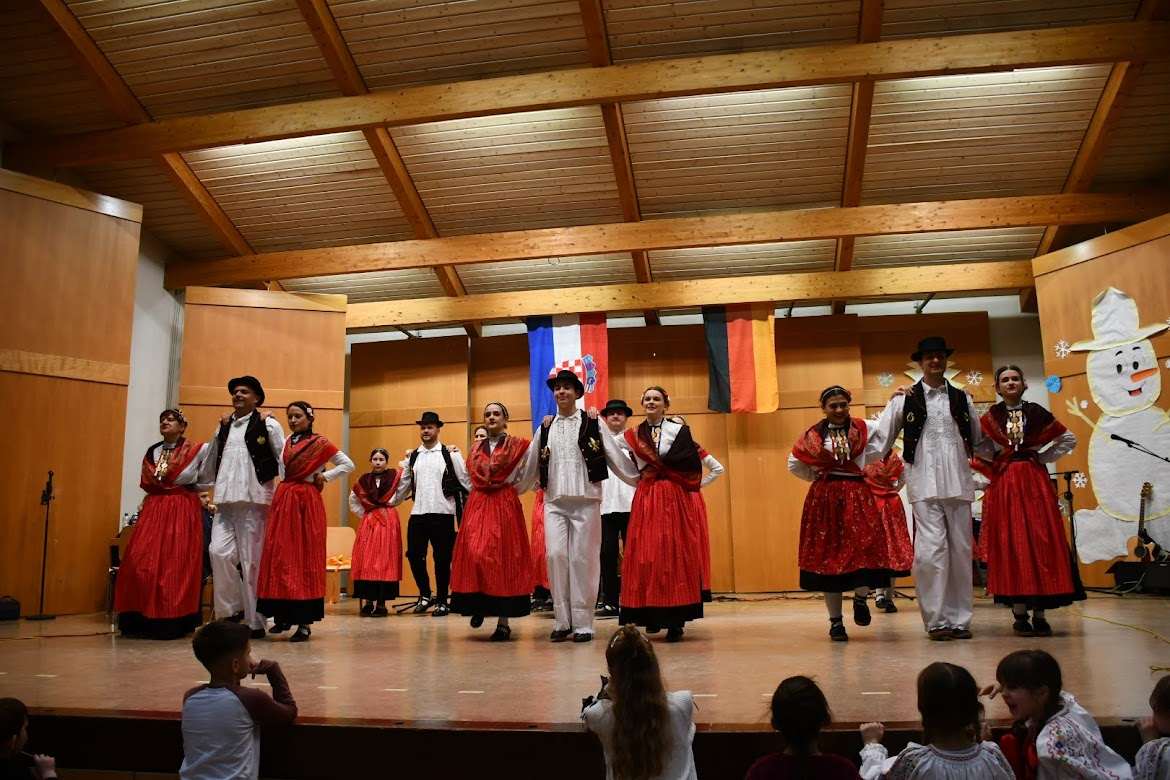 HRVATSKA TRADICIJA I DJEČJA RADOST: Tradicionalna proslava blagdana Svetog Nikole u Ravensburgu! U Ravensburgu je obilježen blagdan Sv. Nikole / Foto: Fenix (Vjekoslav Pavković)