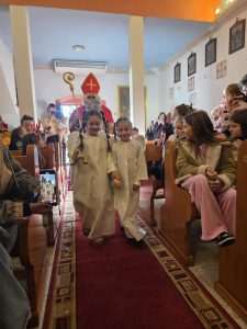 PROSLAVA SV. NIKOLE U VELIKOM BRDU: Više od 50 djece radosno čekalo sv. Nikolu PROSLAVA SV. NIKOLE U VELIKOM BRDU: Više od 50 djece radosno čekalo sv. Nikolu