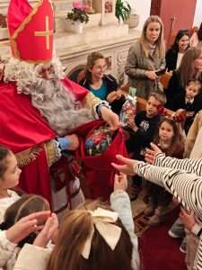 PROSLAVA SV. NIKOLE U VELIKOM BRDU: Više od 50 djece radosno čekalo sv. Nikolu PROSLAVA SV. NIKOLE U VELIKOM BRDU: Više od 50 djece radosno čekalo sv. Nikolu