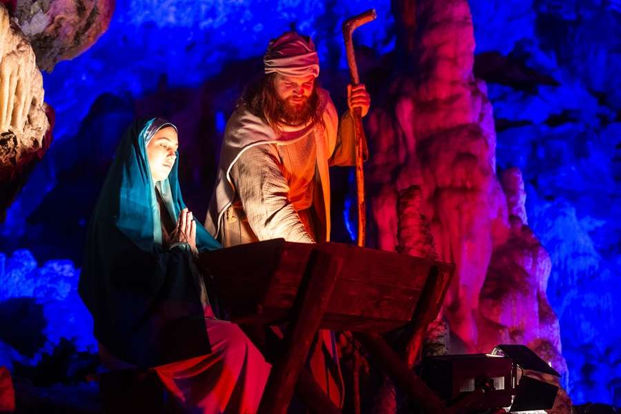 NAJVEĆI PODZEMNI BOŽIĆNI SPEKTAKL NA SVIJETU: Žive jaslice u slovenskoj Postojnskoj jami Žive jaslice u slovenskoj Postojnskoj jami / Foto: Anadolu