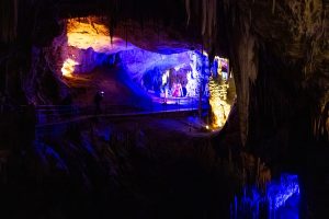 NAJVEĆI PODZEMNI BOŽIĆNI SPEKTAKL NA SVIJETU: Žive jaslice u slovenskoj Postojnskoj jami Žive jaslice u slovenskoj Postojnskoj jami / Foto: Anadolu