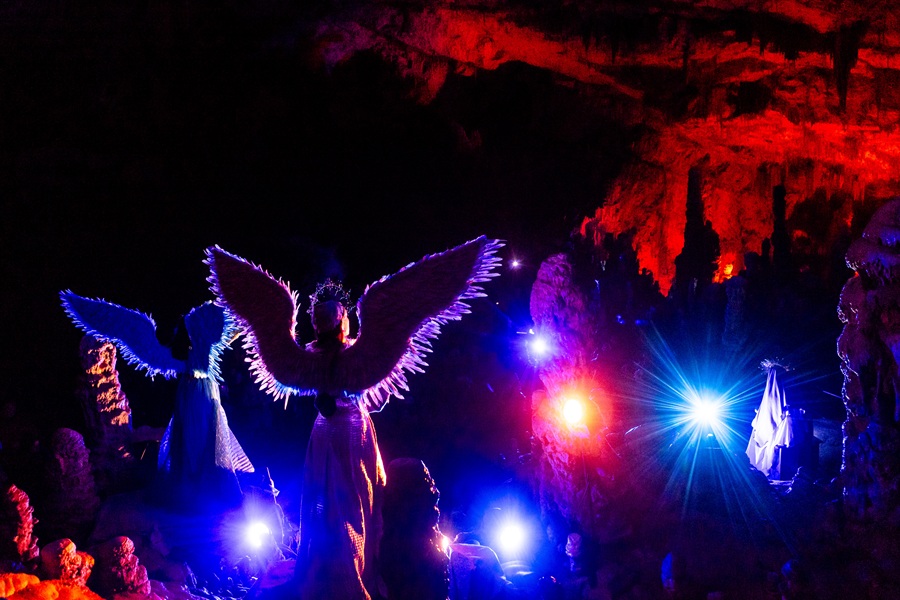 NAJVEĆI PODZEMNI BOŽIĆNI SPEKTAKL NA SVIJETU: Žive jaslice u slovenskoj Postojnskoj jami Žive jaslice u slovenskoj Postojnskoj jami / Foto: Anadolu