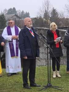 OŠTARIJE: Otkriven spomenik kralju Tomislavu u čast 1100. obljetnice Hrvatskoga Kraljevstva OŠTARIJE: Otkriven spomenik kralju Tomislavu u čast 1100. obljetnice Hrvatskoga Kraljevstva